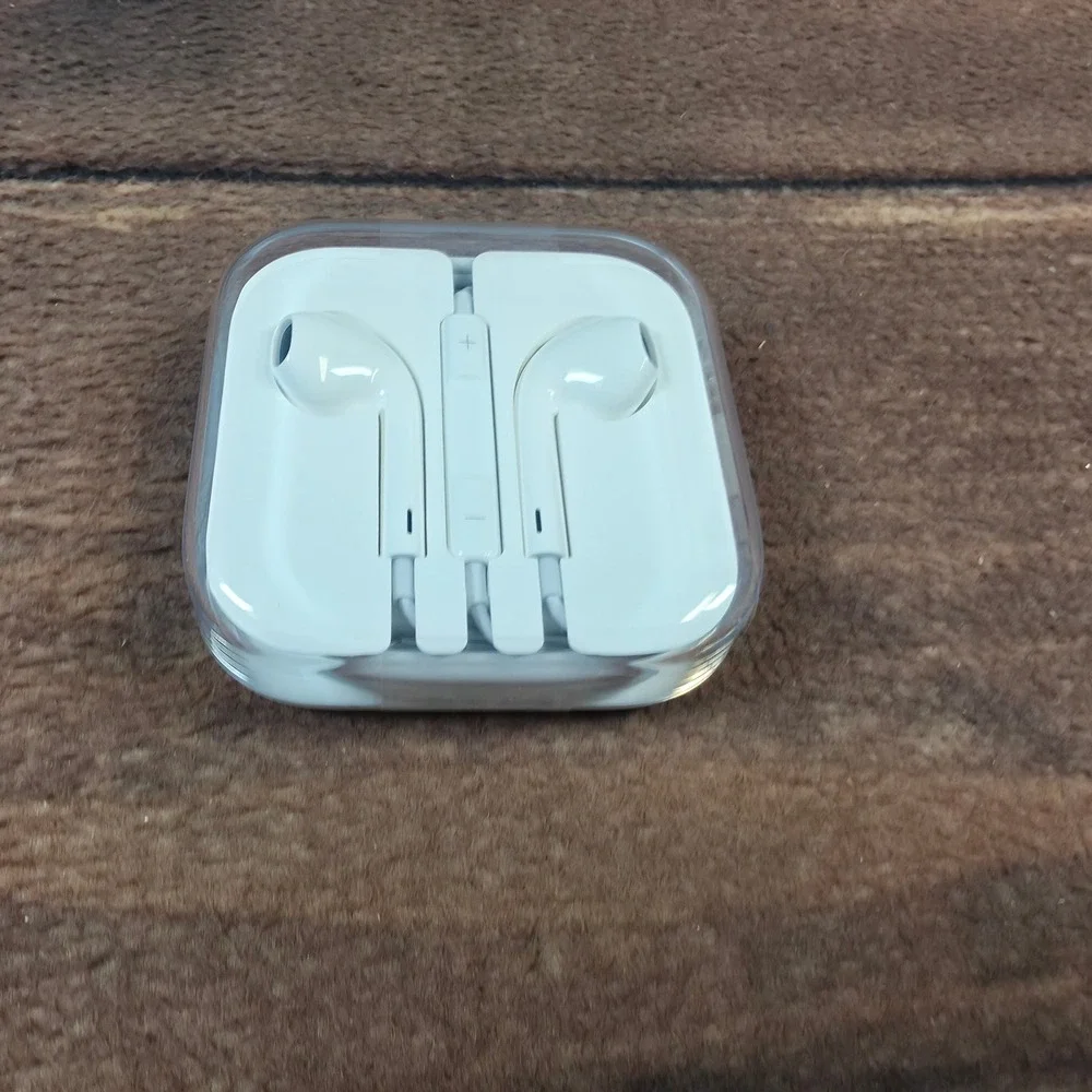 Apple EarPods 3.5mm Headphone Plug White New Wired In-Ear Headphones